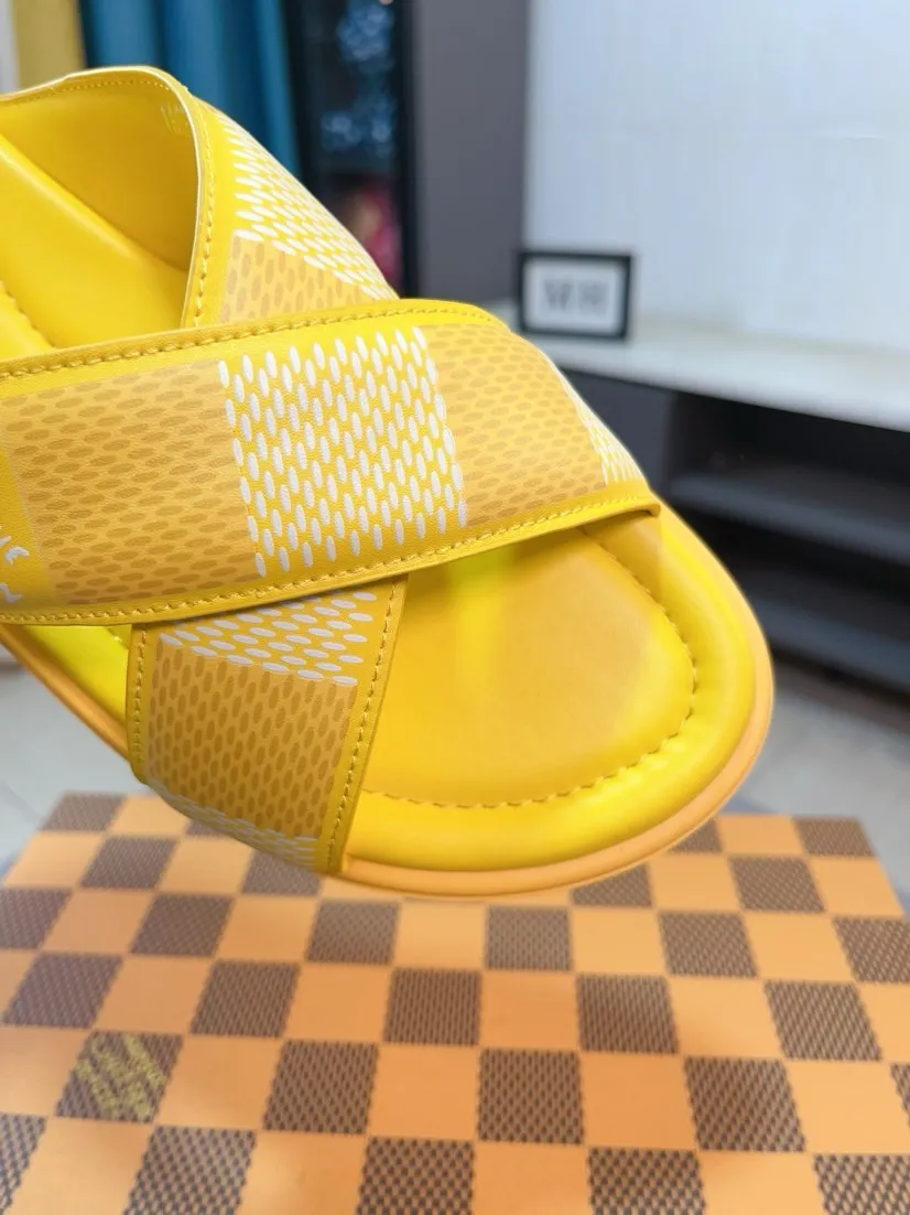 Men's shoes 💰340🌹🌹 (lv-Louis Vuitton) New men's slippers, high-end boutique, exquisite embossed logo decoration on the upper, fine workmanship, super soft soles, casual, loose and comfortable, a must-have in summer! \nsize：38-44